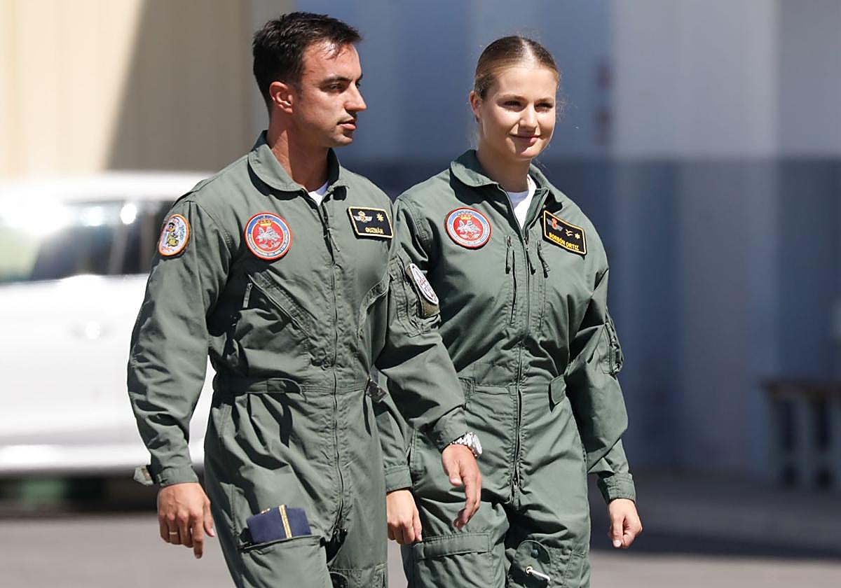 El comandante Alberto Guzmán y la Princesa de Asturias.
