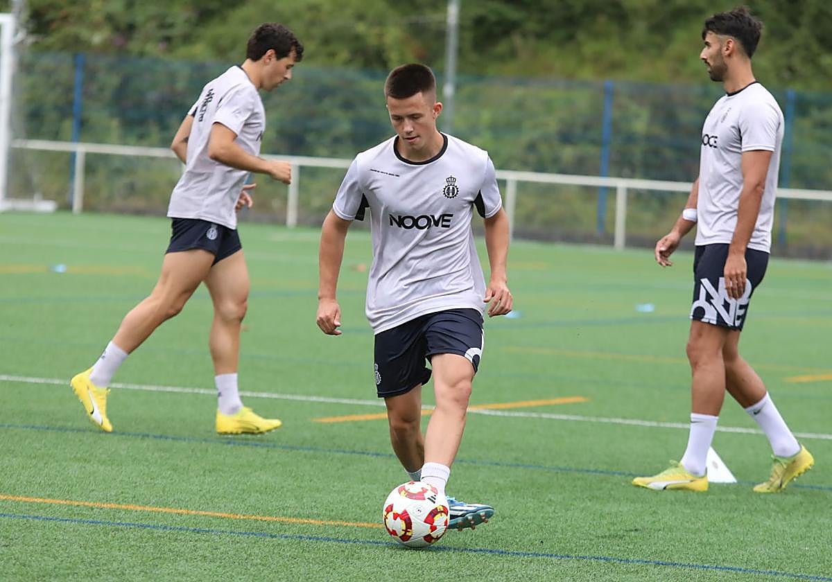 Osky ejecuta un pase durante un entrenamiento de la pasada temporada.