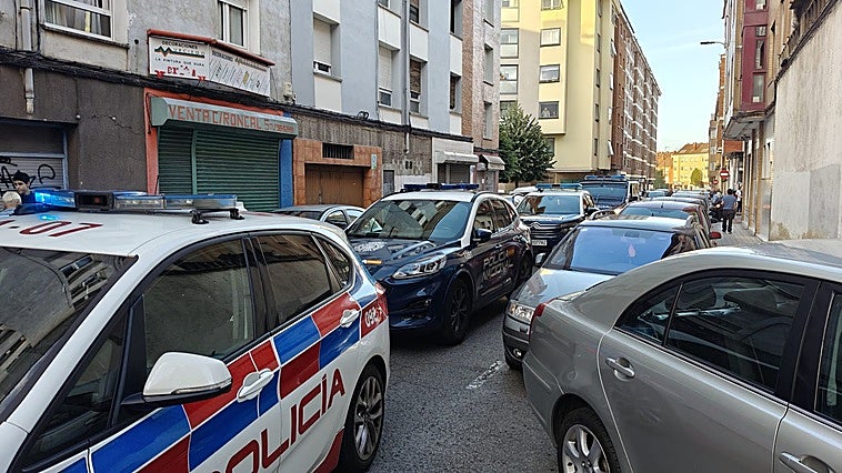Patrullas de la Policía Local y Nacional, en el lugar donde ocurrieron los hechos.