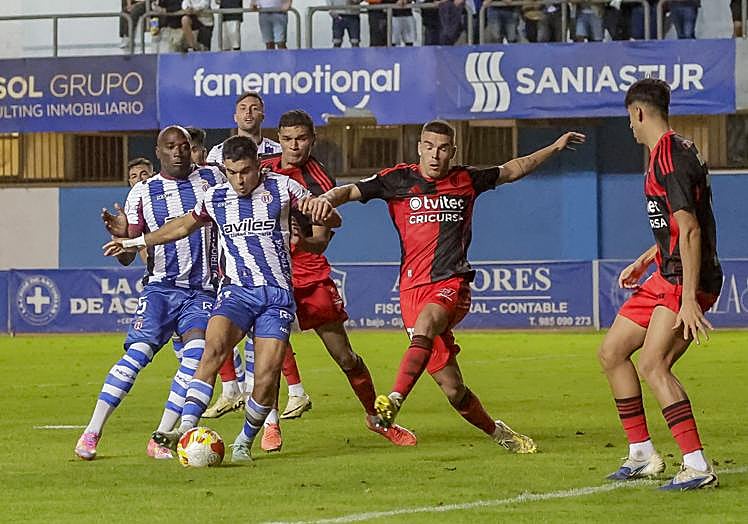 Raúl Rubio se dispone a realizar un remate.