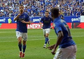 Dendoncker da las gracias a Hassan después de su pase en la jugada que ocasionó el único gol del partido del Real Oviedo ante la Real Sociedad.