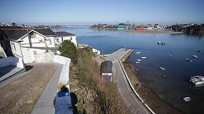 ¿Cómo se llaman las rías que delimitan Asturias por Oriente y el Occidente?