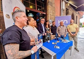 Varios de los hosteleros que participan en esta edición de la Semana de la Tapa de Avilés presentaron la iniciativa junto a la UCAYC y el Ayuntamiento.