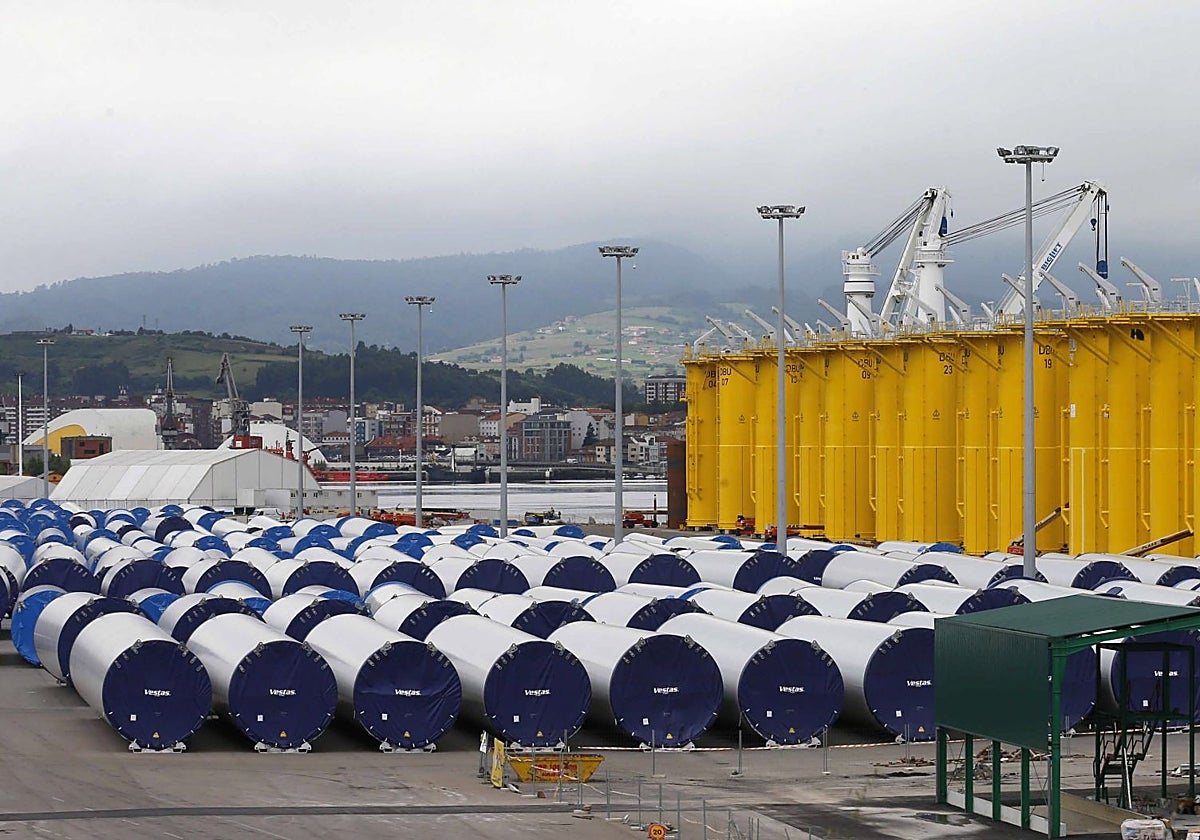 Más de treinta piezas de Windar destinadas a un parque eólico marino, en el puerto de Avilés.
