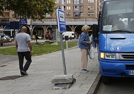 Una usuaria, subiendo al autobús en la nueva parada de autobús de la calle Doctor Graíño en Avilés.