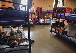 Peregrinos descansando en el albergue Pedro Solís