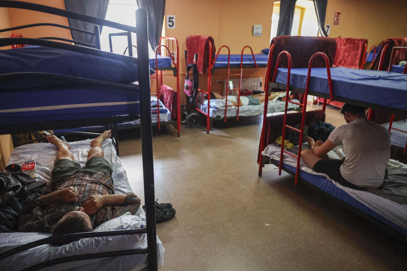 Peregrinos descansando en el albergue Pedro Solís