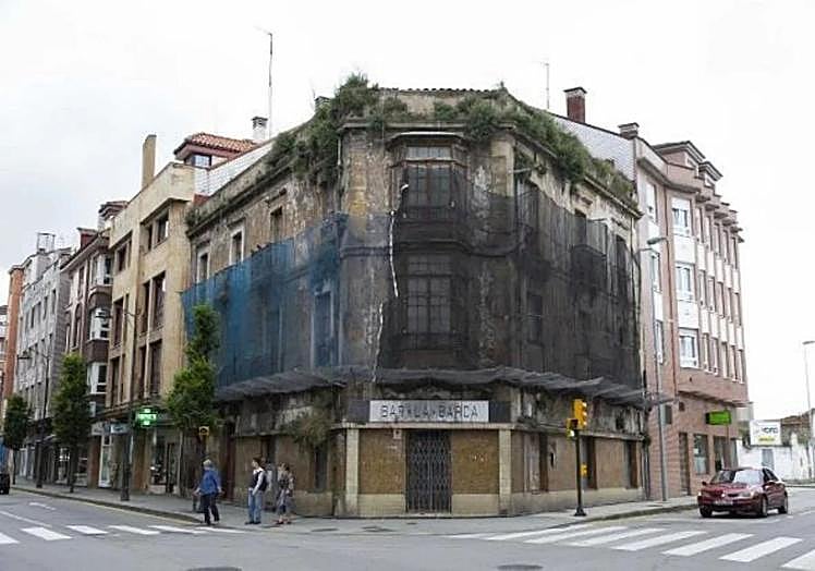 Aspecto que presentaba el edificio antes de su reforma y después de años de deterioro.