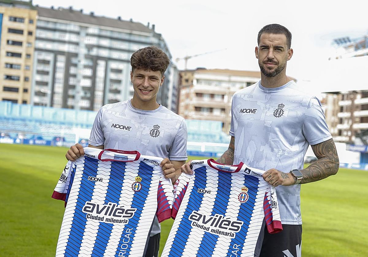 Guzmán Ortega y Borja Granero, en el Suárez Puerta con las camisetas del Real Avilés.