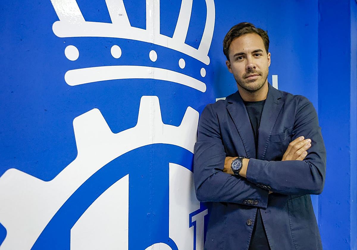 Miguel Linares, en el Suárez Puerta, delante del escudo del Real Avilés Industrial.