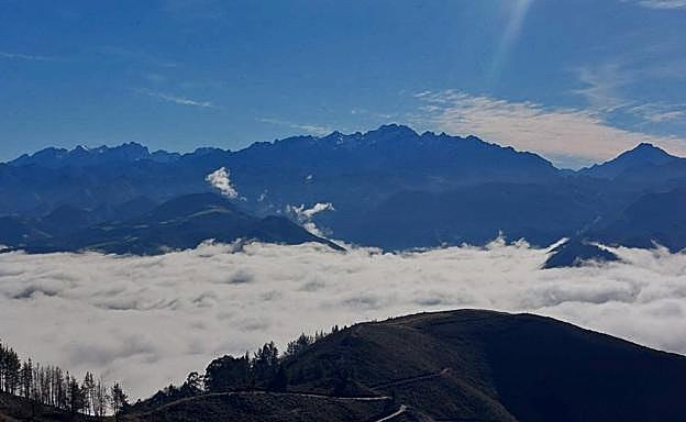 Desde el picu L´Arbolín se puede disfrutar de grandes vistas a los Picos de Europa, a los cordales de Ponga, a la sierra del Sueve...
