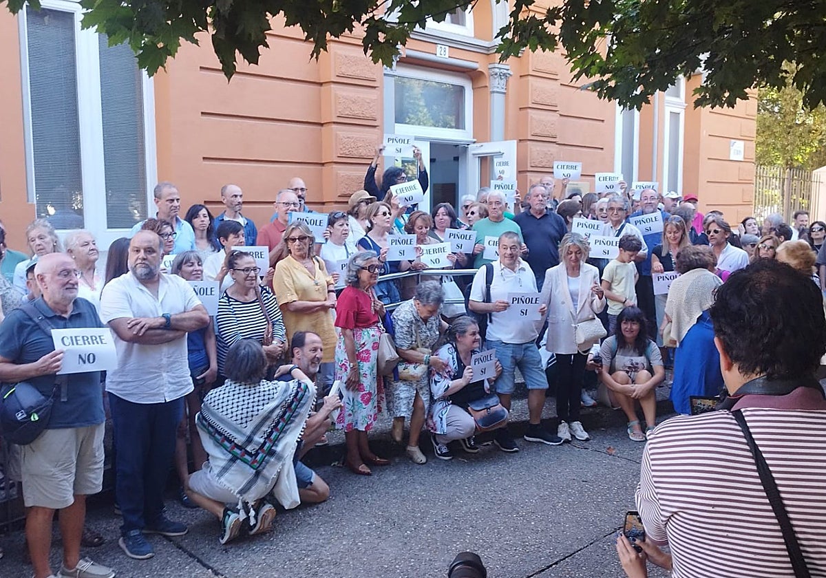 Concentración para pedir que se posponga el cierre de la actual sede del Museo Piñole.