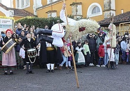 Los Sidros llevan una pértiga de avellano de 2,5 m. en la que se apoyan para dar saltos