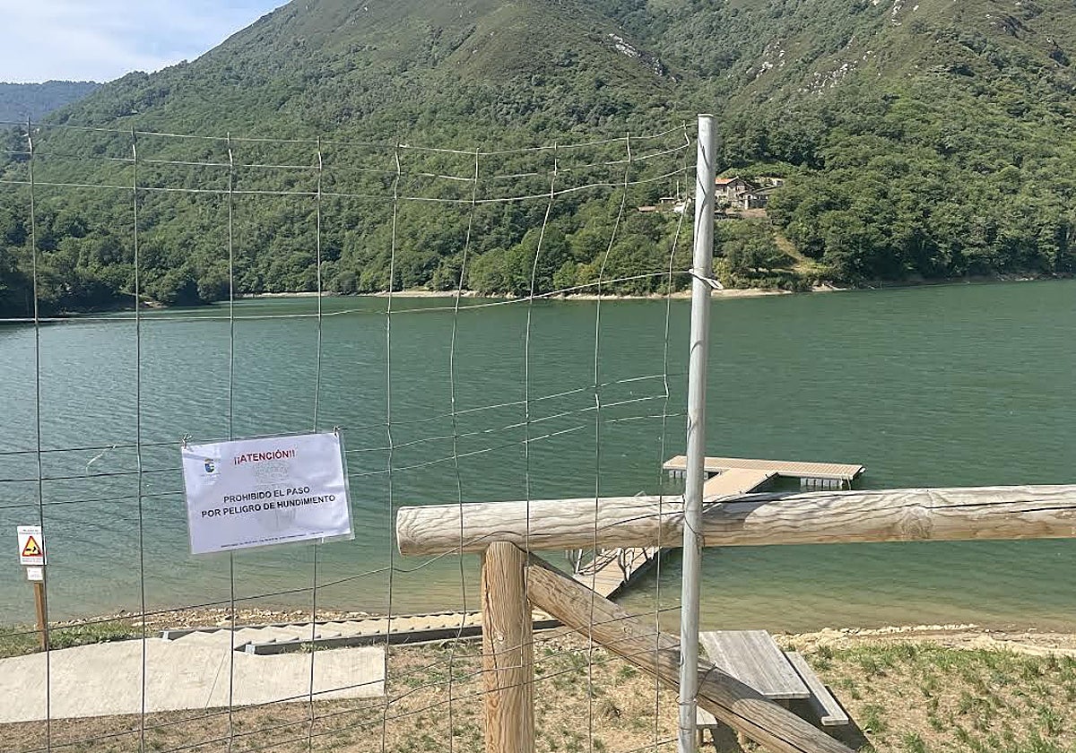 El pantalán de Tanes, incluso sin acceso.