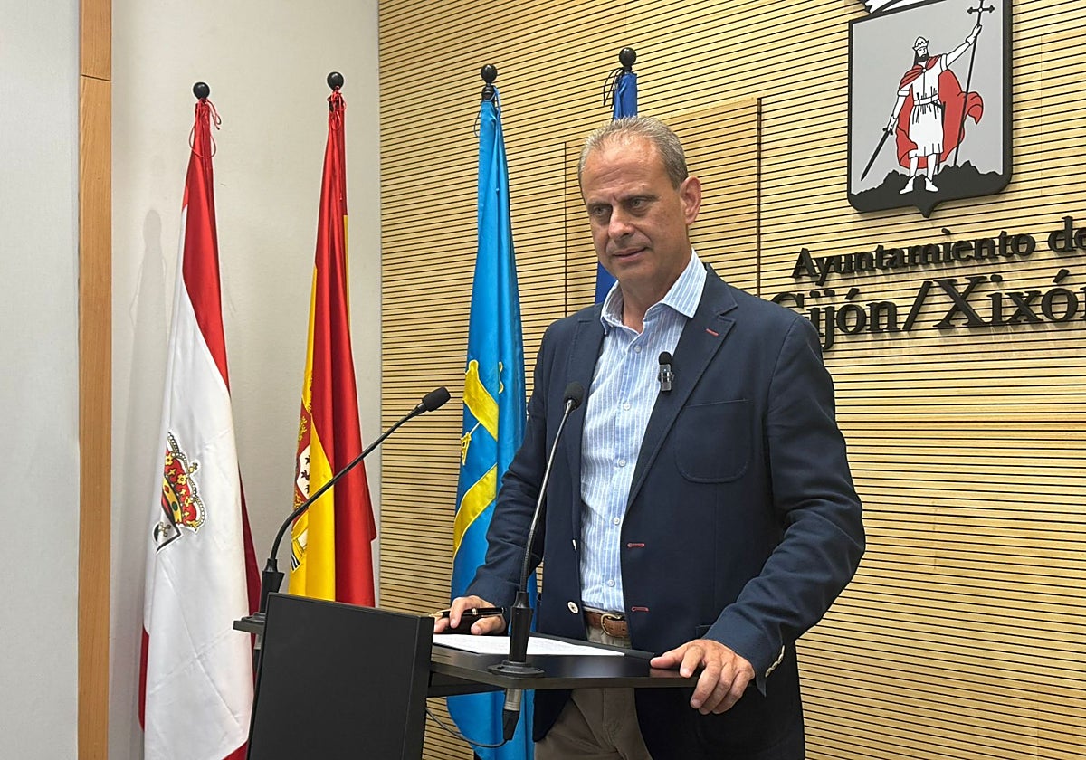 El concejal Tino Vaquero, durante su rueda de prensa en el Ayuntamiento de Gijón.