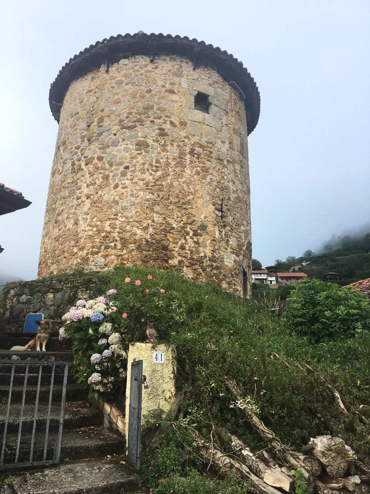 Imagen secundaria 2 - Pico Vialar, mirando a Banduxu desde arriba/ Iglesia Santa María/ Torre Medieval