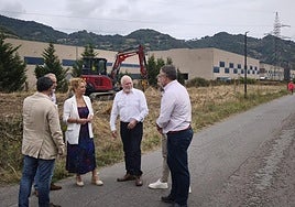 La alcaldesa de Lena, Genma Álvarez, en el inicio de los trabajos de urbanización del polígono de Villallana