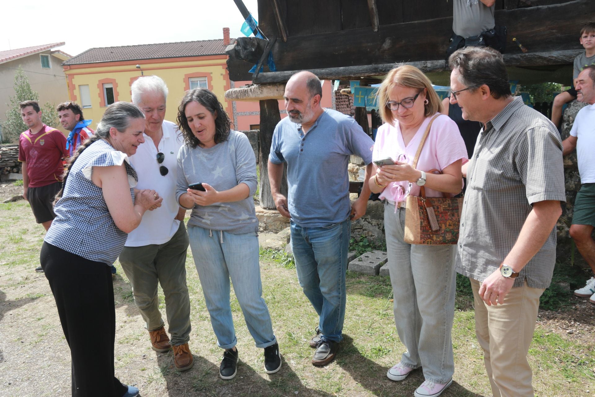 Bien de sidra y comedia en Valdesoto para celebrar su Pueblo Ejemplar
