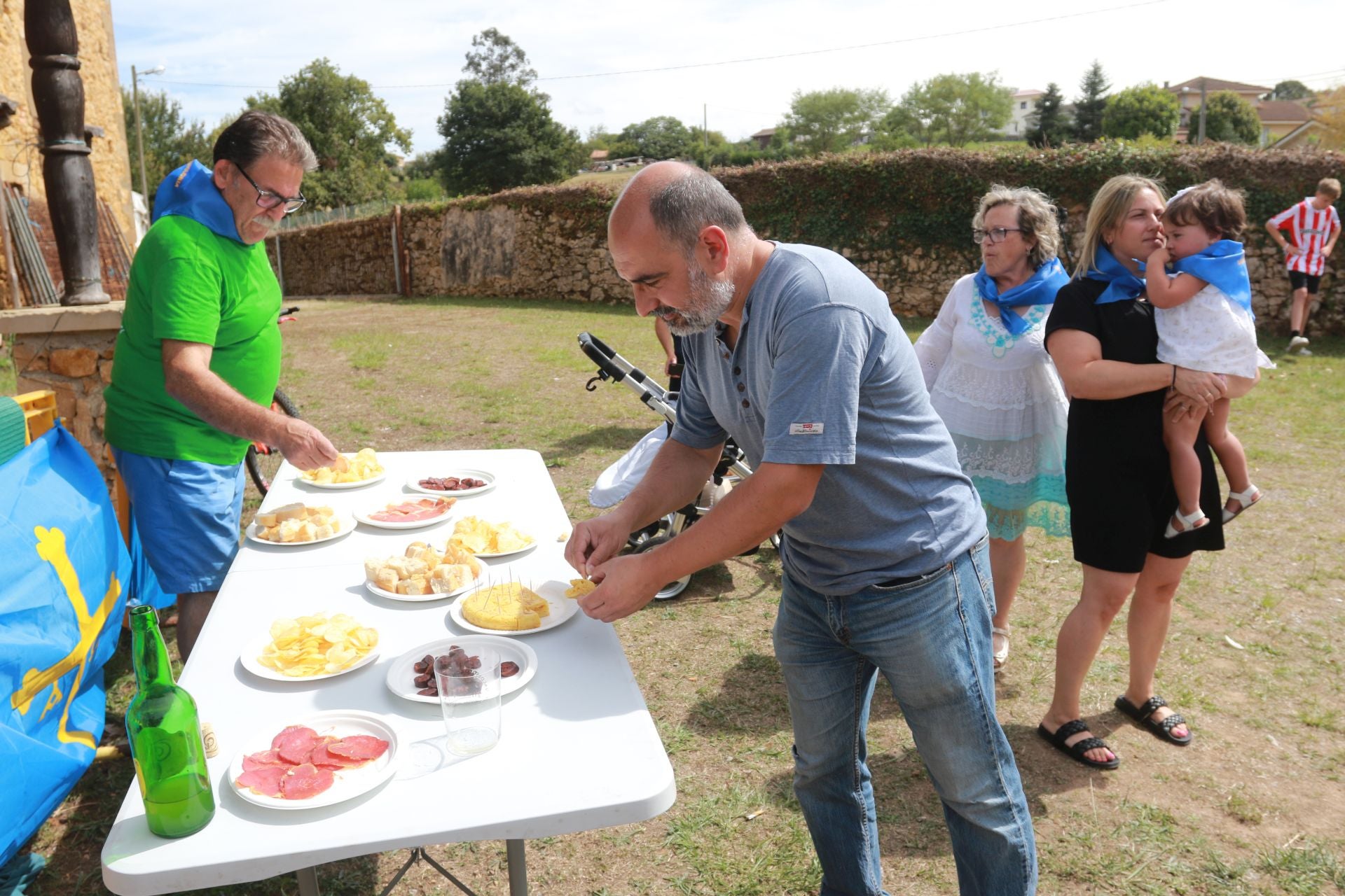 Bien de sidra y comedia en Valdesoto para celebrar su Pueblo Ejemplar