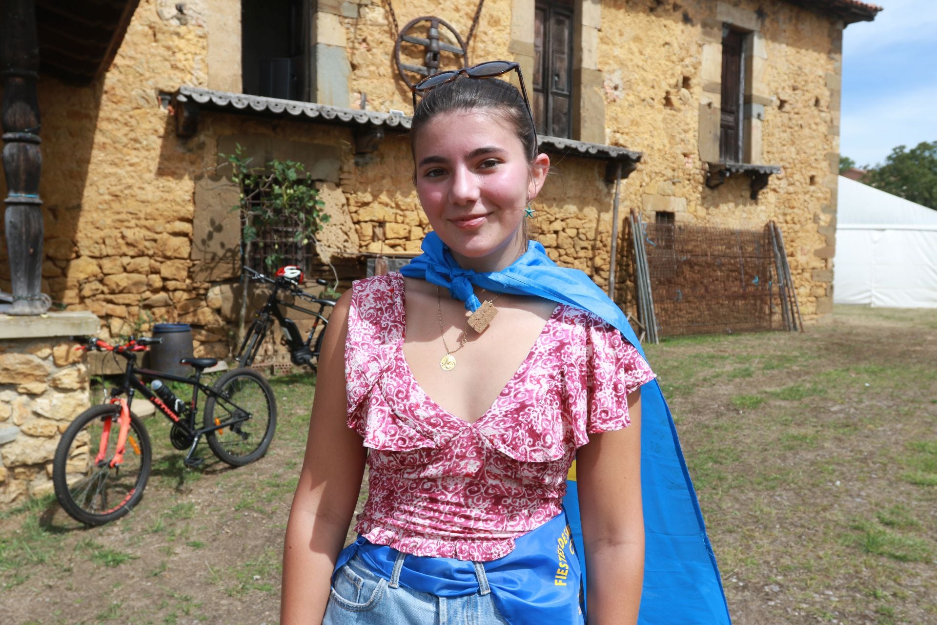 Bien de sidra y comedia en Valdesoto para celebrar su Pueblo Ejemplar