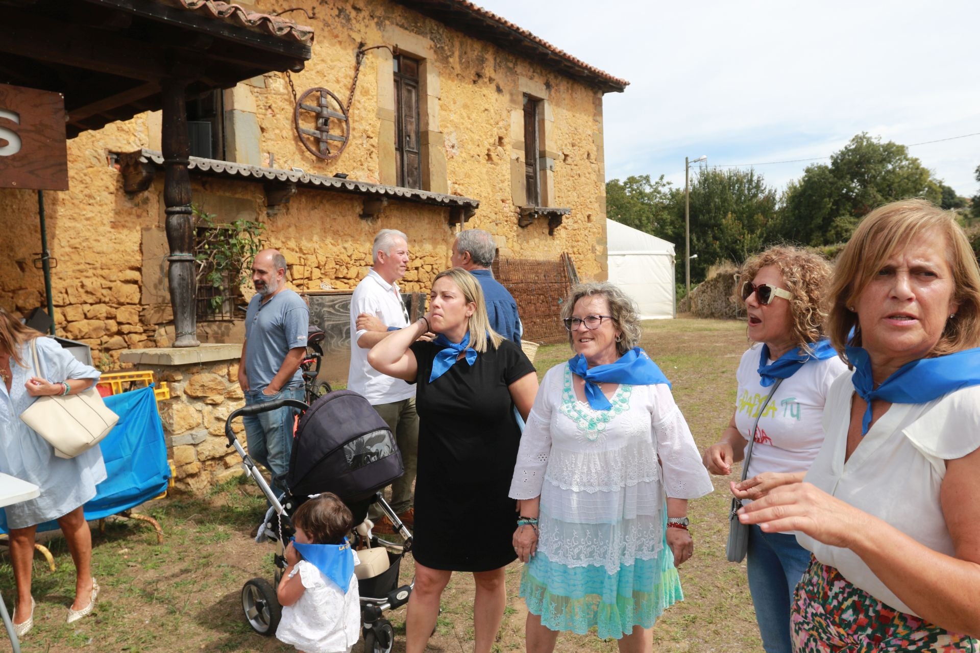 Bien de sidra y comedia en Valdesoto para celebrar su Pueblo Ejemplar