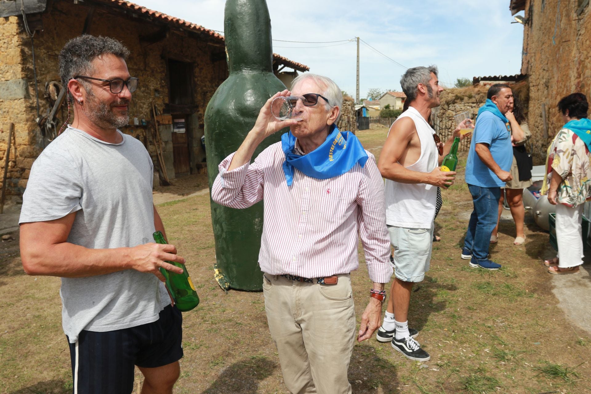 Bien de sidra y comedia en Valdesoto para celebrar su Pueblo Ejemplar