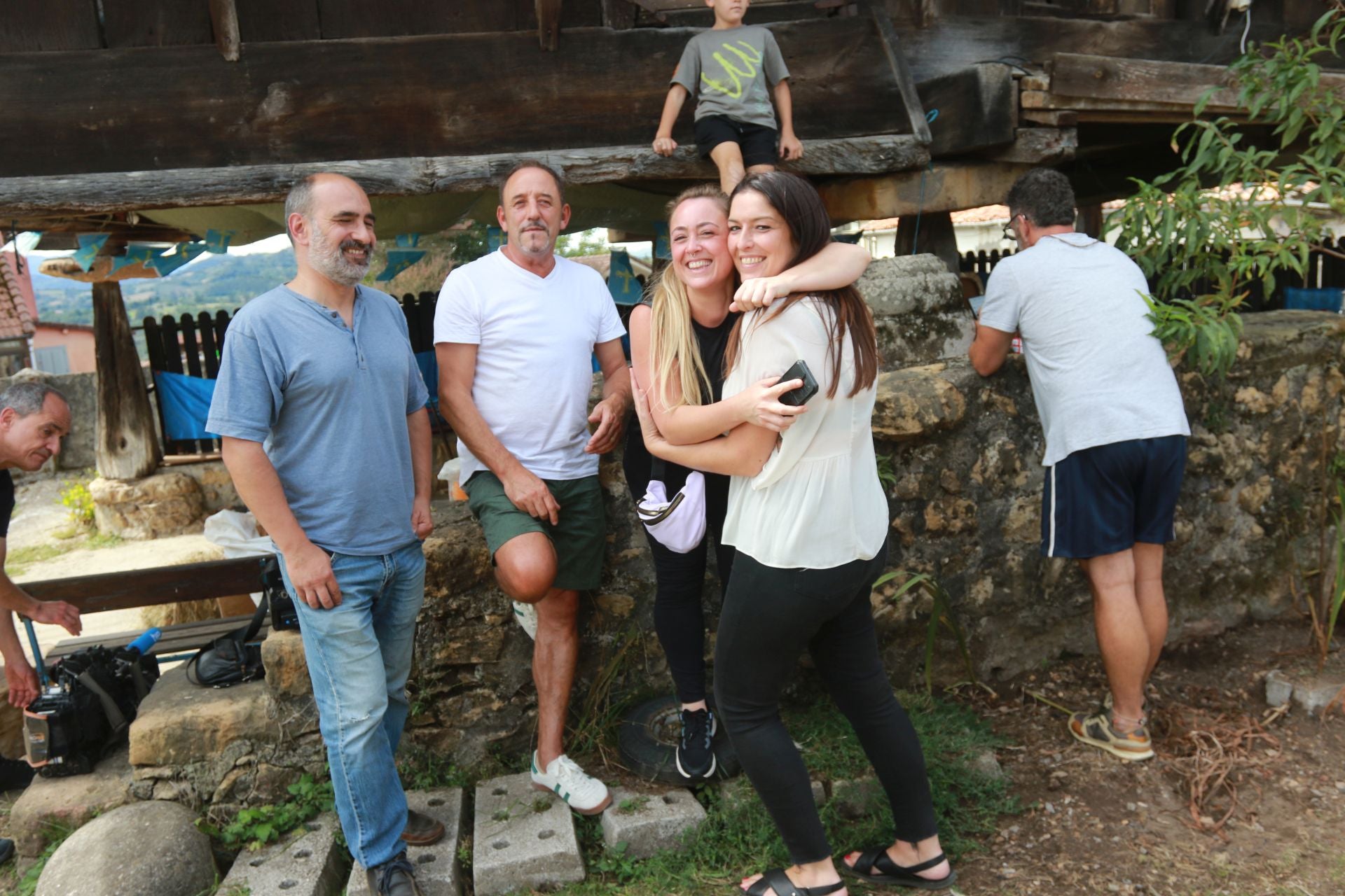 Bien de sidra y comedia en Valdesoto para celebrar su Pueblo Ejemplar