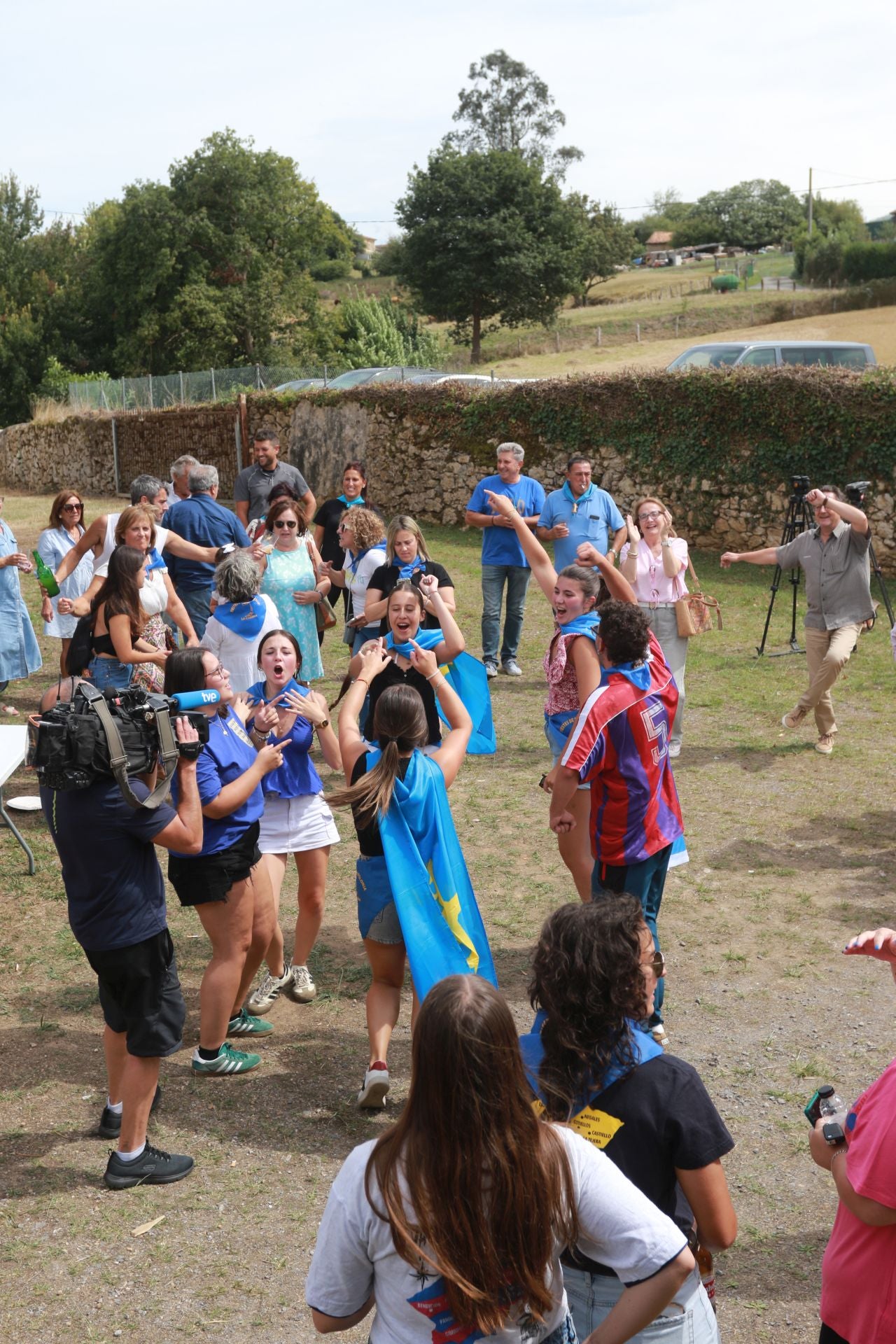 Bien de sidra y comedia en Valdesoto para celebrar su Pueblo Ejemplar
