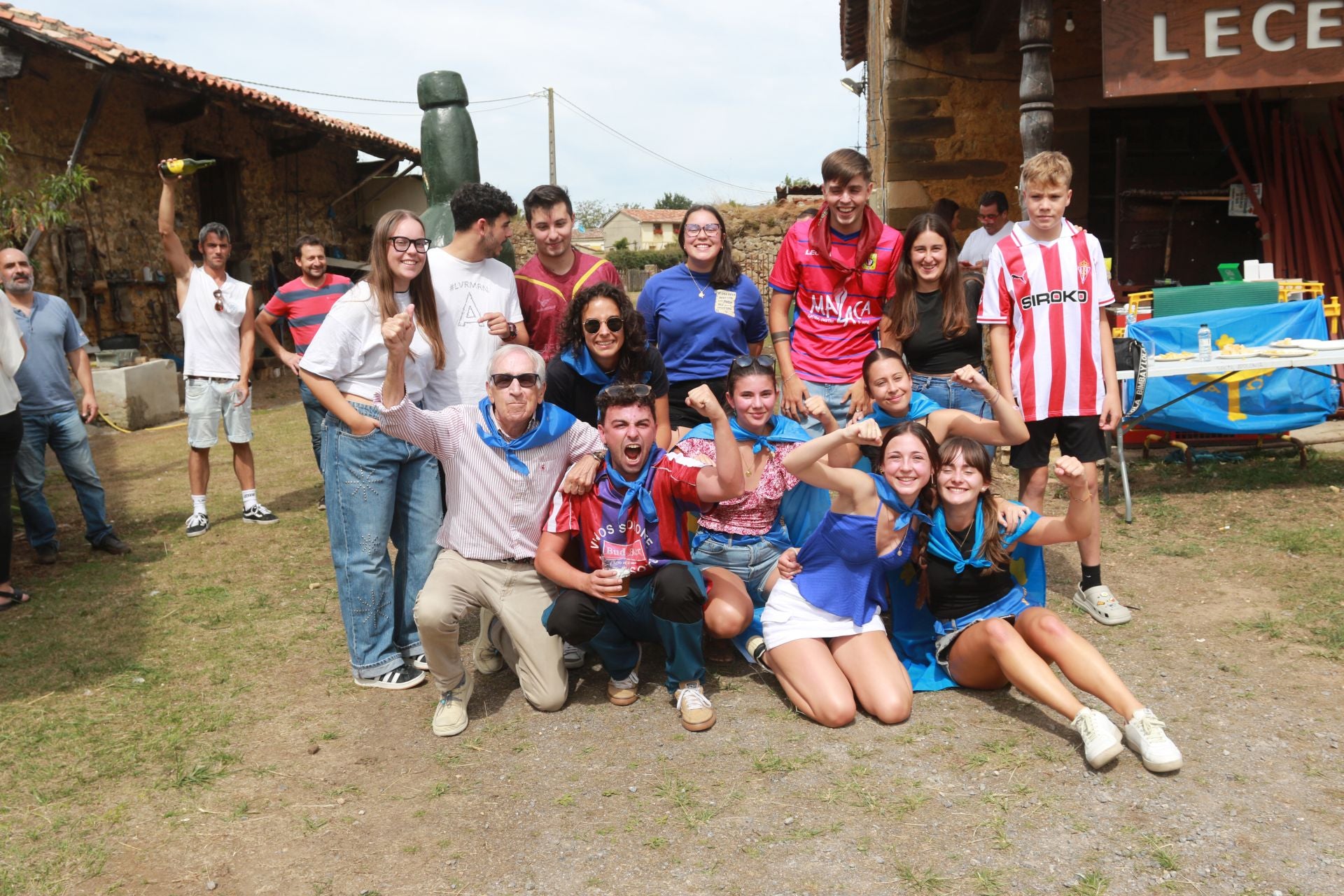 Bien de sidra y comedia en Valdesoto para celebrar su Pueblo Ejemplar