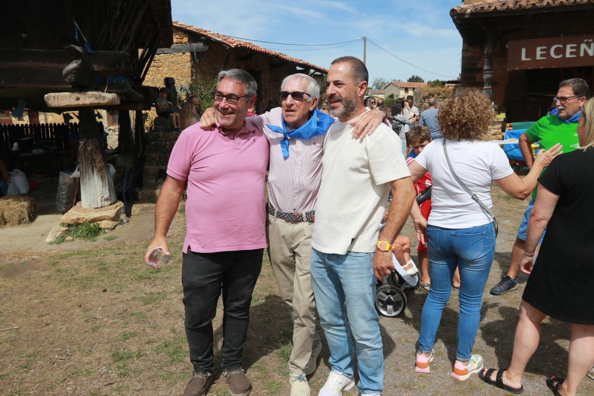 Bien de sidra y comedia en Valdesoto para celebrar su Pueblo Ejemplar