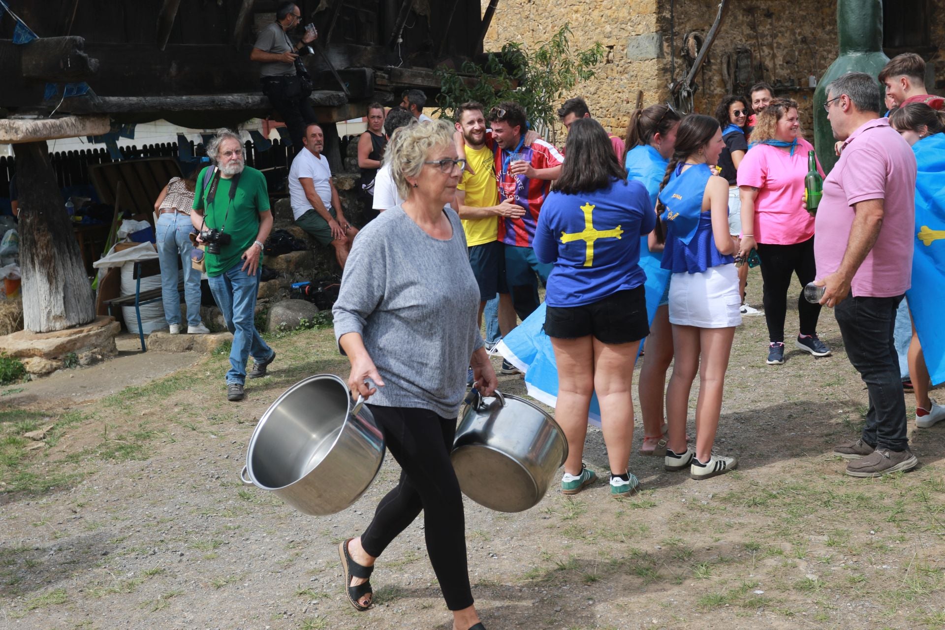 Bien de sidra y comedia en Valdesoto para celebrar su Pueblo Ejemplar