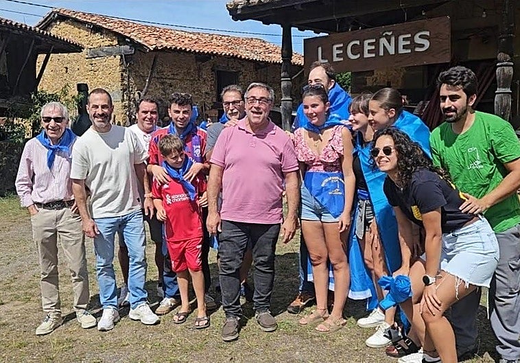 Los vecinos de Valdesoto celebran el Pueblo Ejemplar de Asturias junto al alcalde de Siero, Ángel García 'Cepi'.