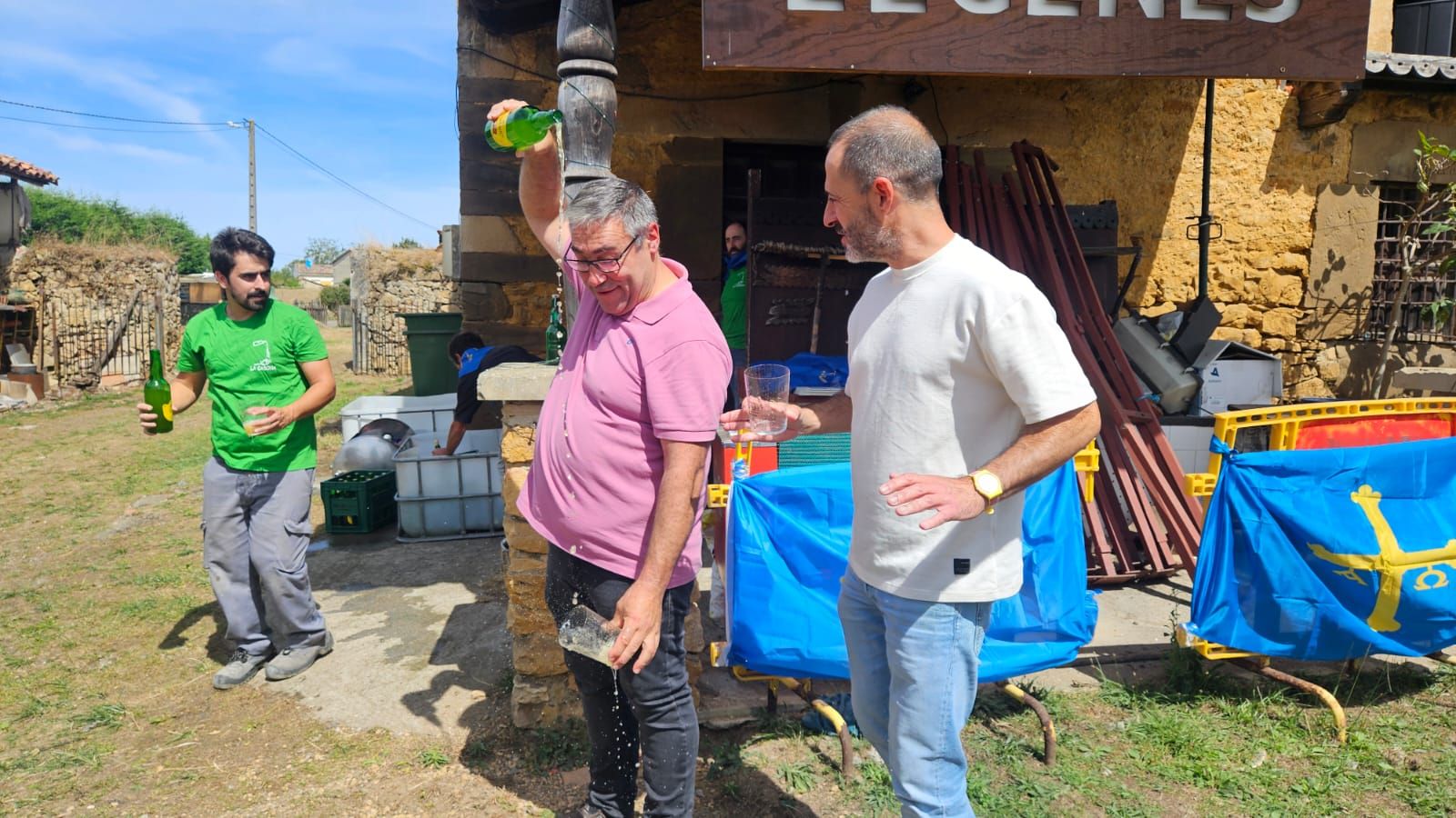 Bien de sidra y comedia en Valdesoto para celebrar su Pueblo Ejemplar