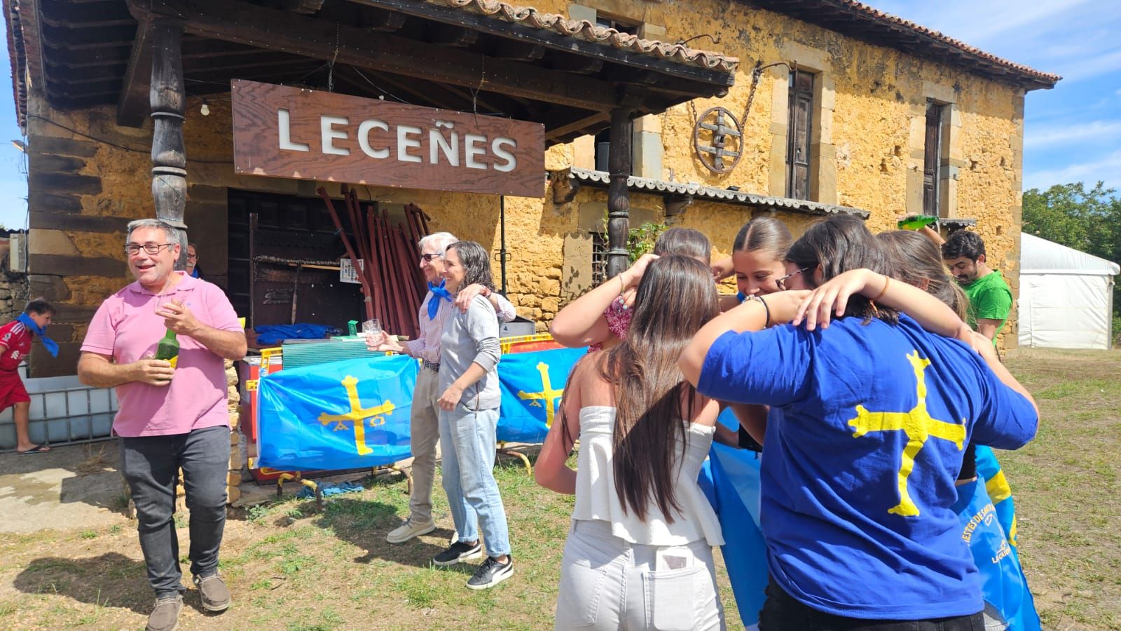 Bien de sidra y comedia en Valdesoto para celebrar su Pueblo Ejemplar