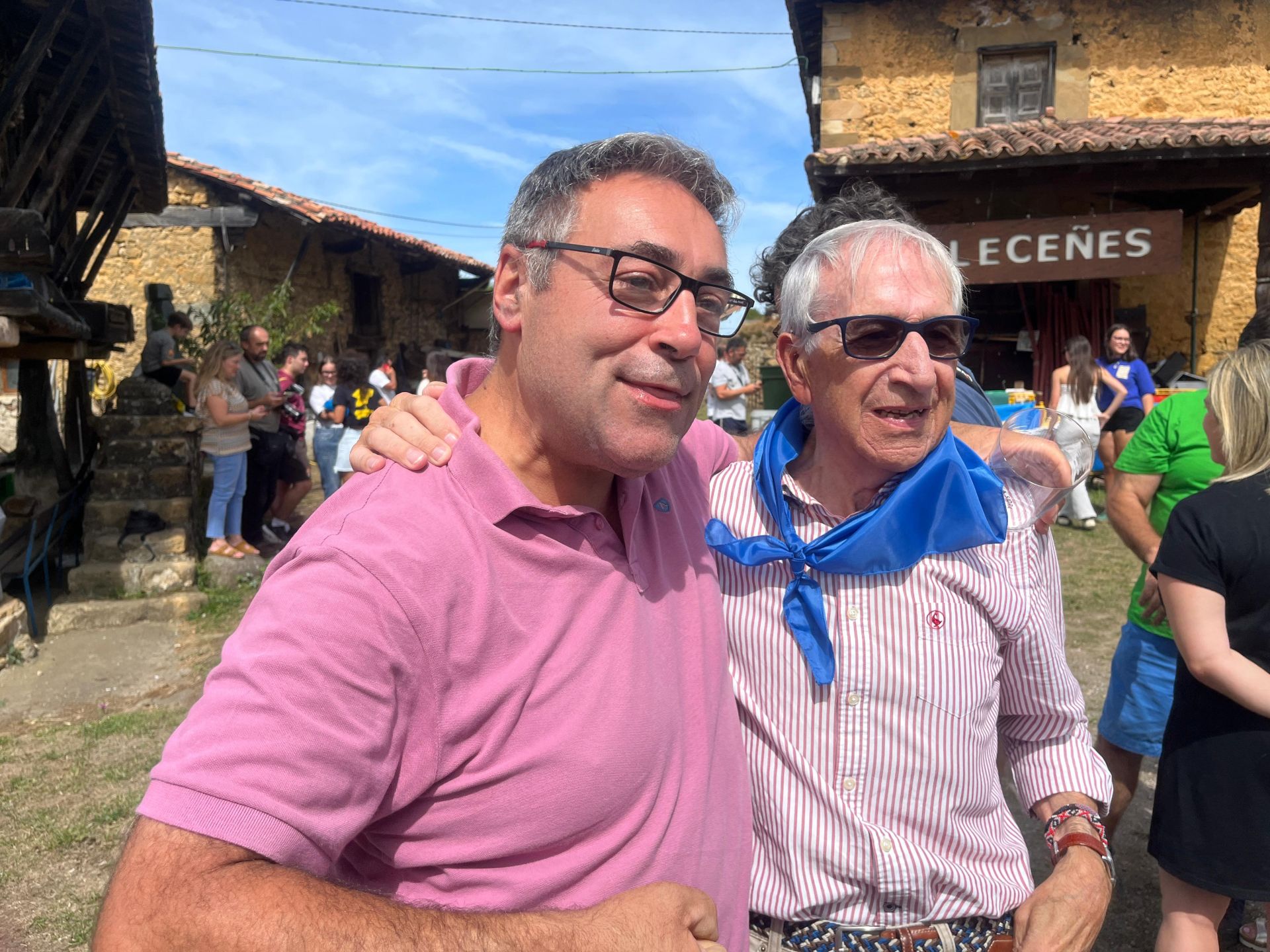 Bien de sidra y comedia en Valdesoto para celebrar su Pueblo Ejemplar