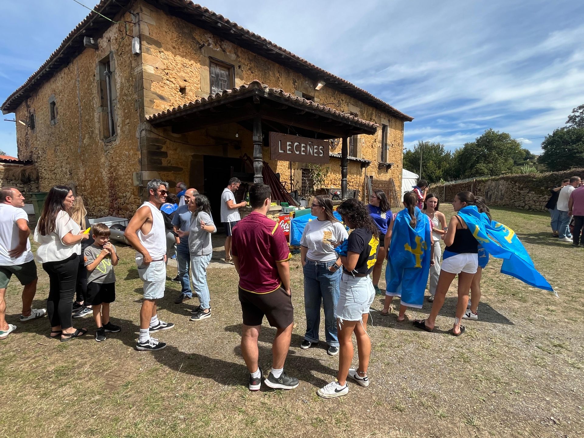 Bien de sidra y comedia en Valdesoto para celebrar su Pueblo Ejemplar