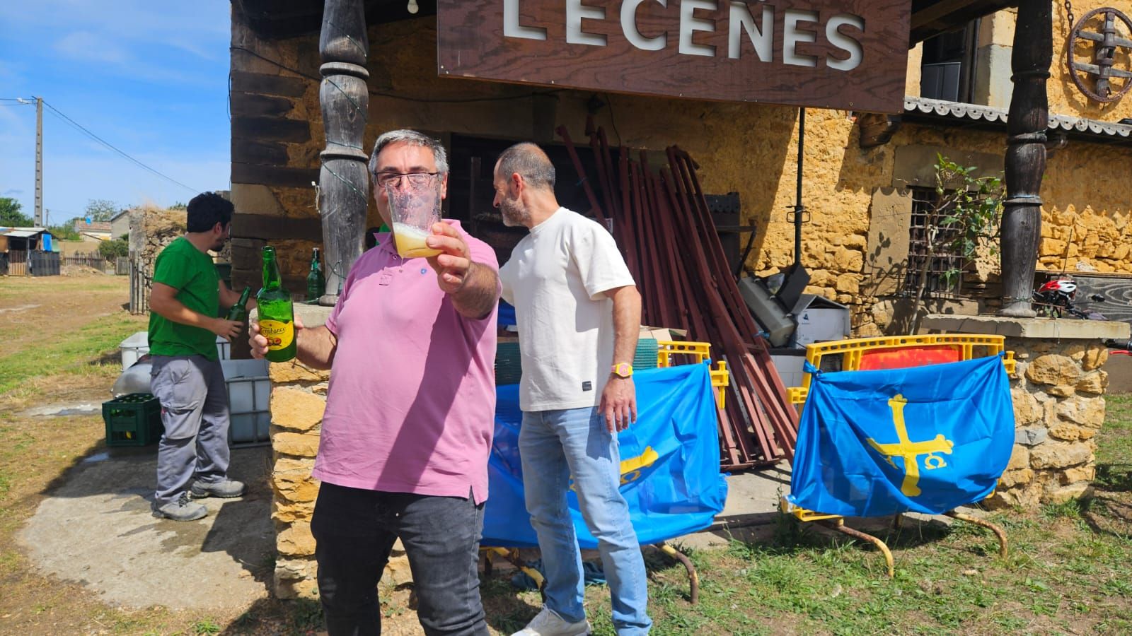 Bien de sidra y comedia en Valdesoto para celebrar su Pueblo Ejemplar