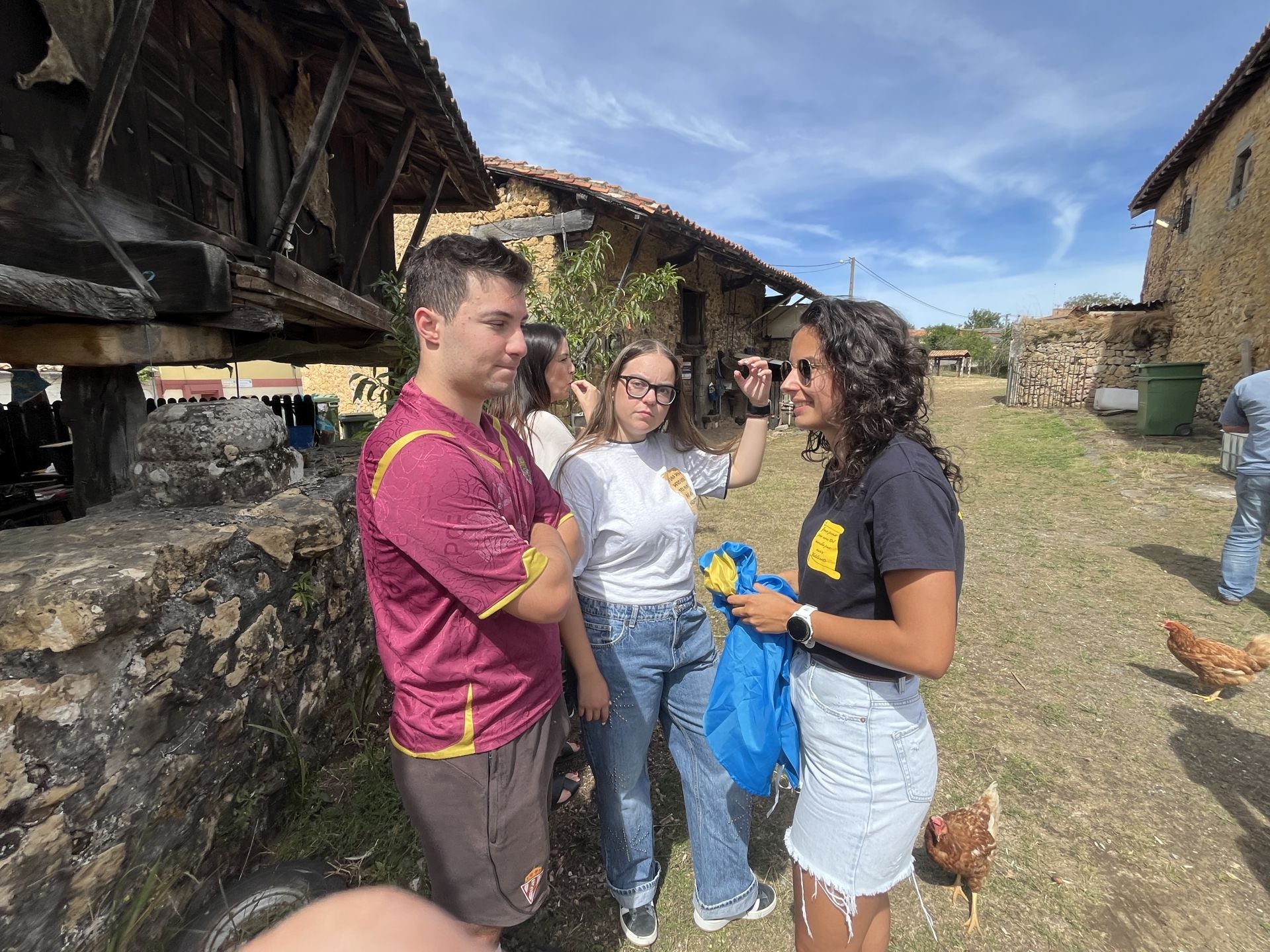 Bien de sidra y comedia en Valdesoto para celebrar su Pueblo Ejemplar