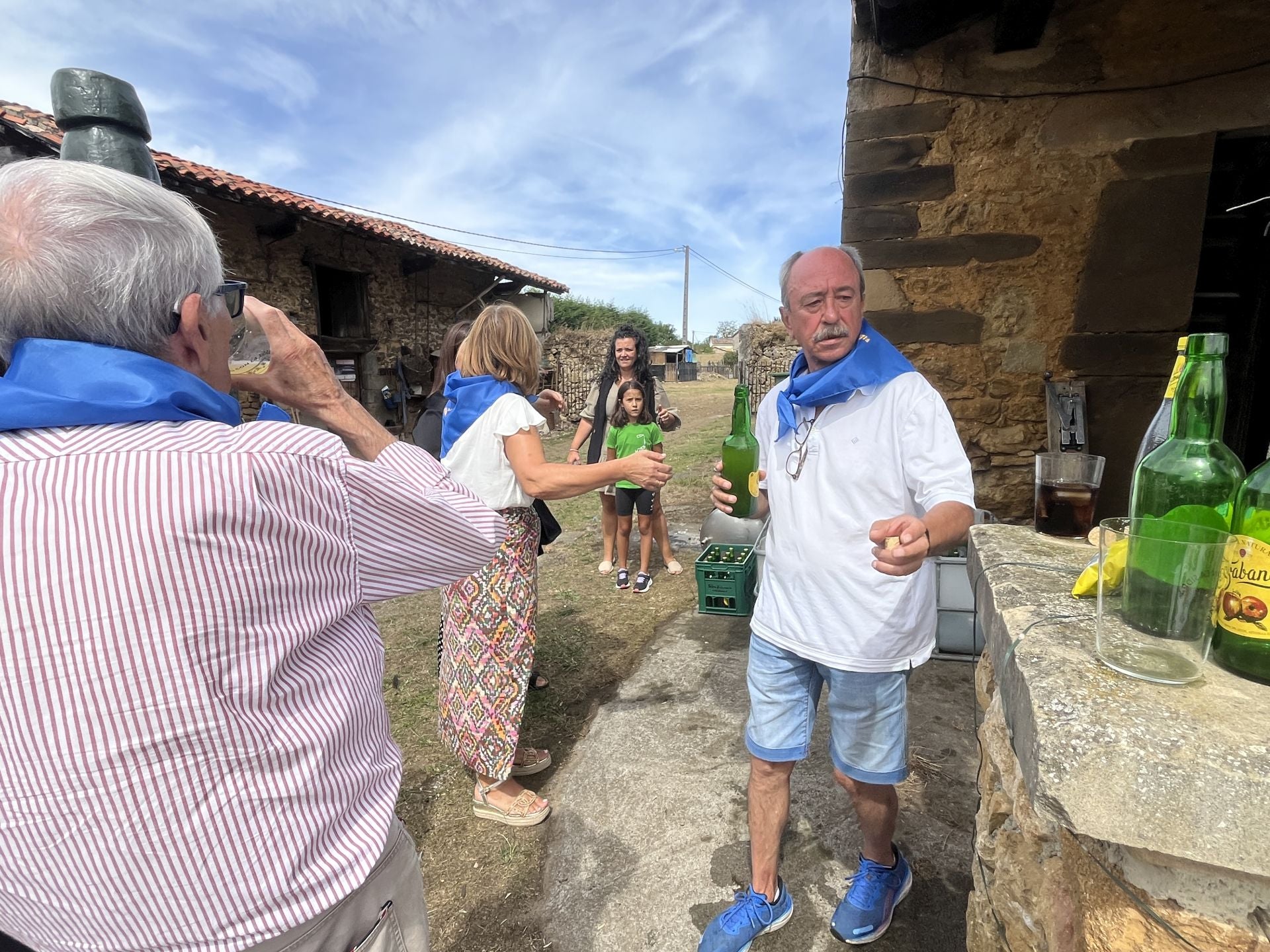 Bien de sidra y comedia en Valdesoto para celebrar su Pueblo Ejemplar
