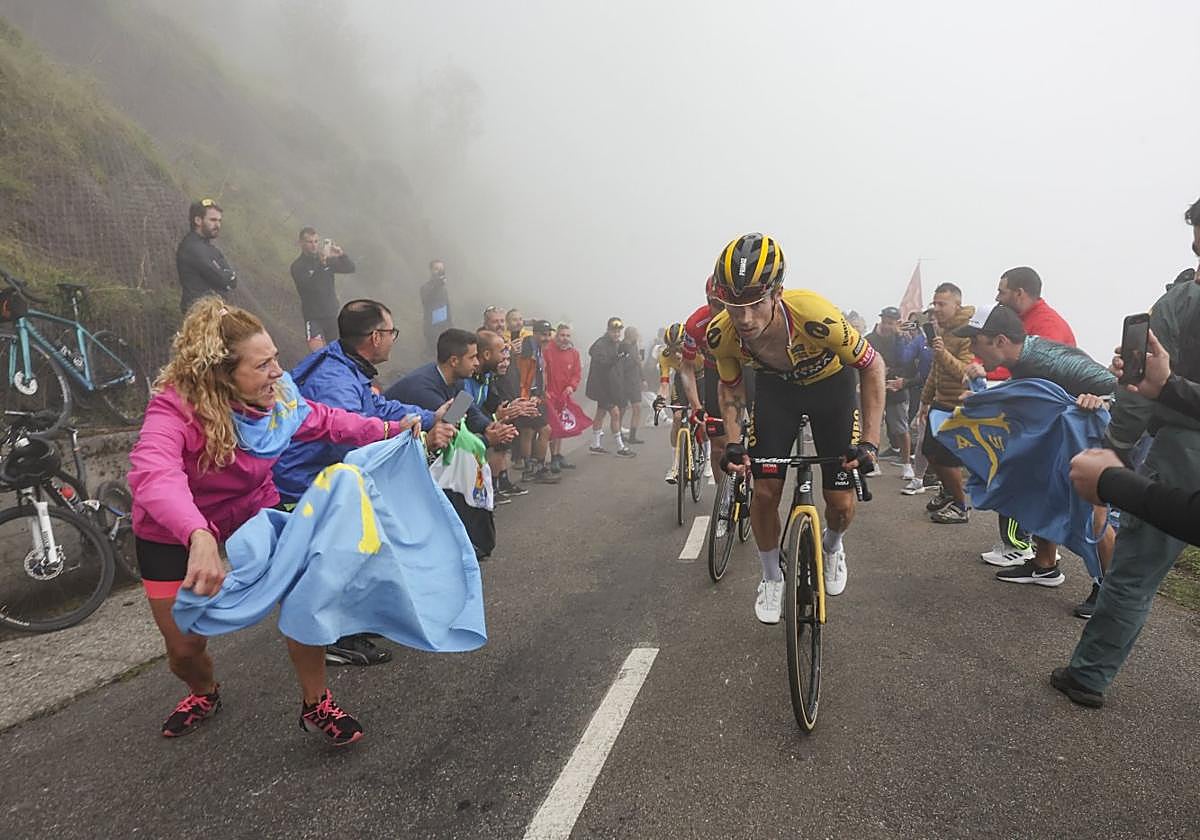 Jonas Vingegaard, en la ascensión a L'Angliru de 2023, cuando acabó segundo por detrás de Primoz Roglic.