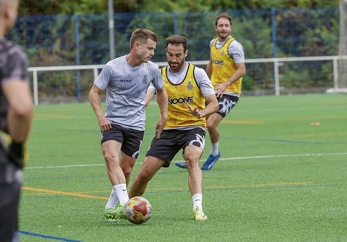 El entrenamiento del Real Avilés, ayer en La Toba.