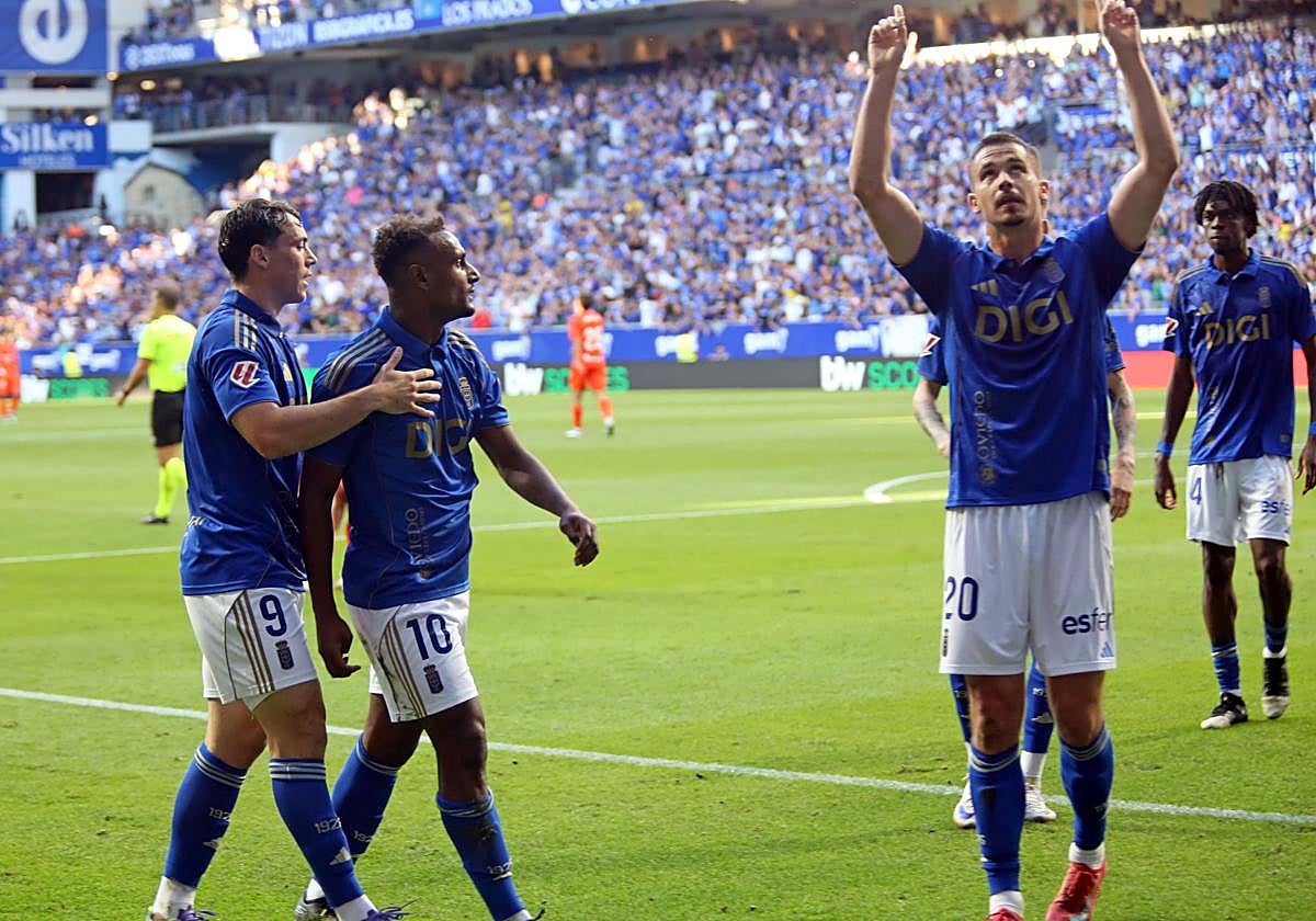 Fede Viñas y Hassan se acercan a Dendoncker para celebrar el gol de este.