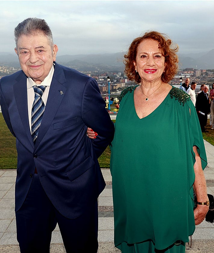 Imagen secundaria 2 - Momentos del acto de la entrega de los 'Socios de Mérito' y la llegada de los 'Abuelos del Año', Visitación Nava y Luis Manuel Cabrero.