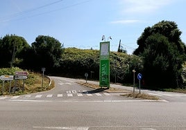 Intersección que desde la AS-388 da acceso al complejo vacacional de Perlora