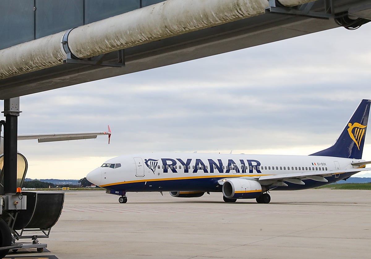 Una aeronave de Ryanair, estacionada en la plataforma del aeropuerto de Asturias.