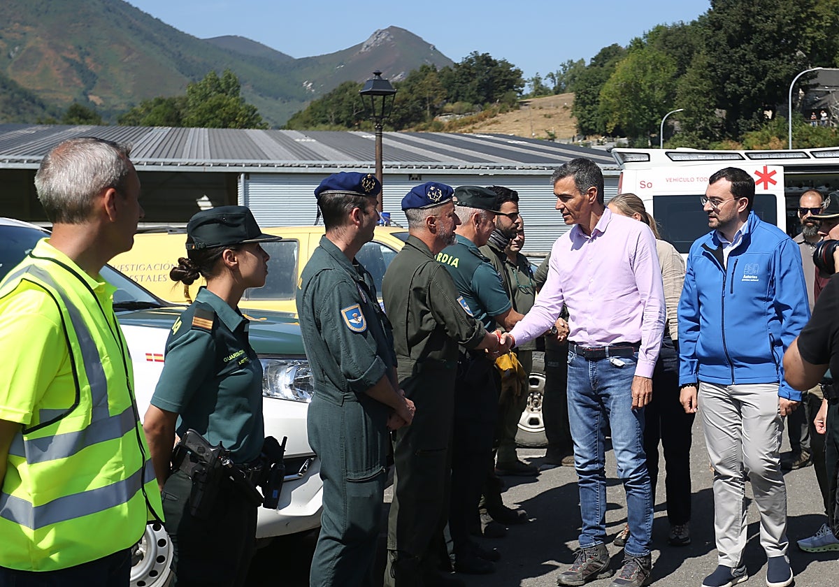 Pedro Sánchez y Adrián Barbón, el pasado mes de agosto, en la última visita del presidente del Gobierno a Asturias.