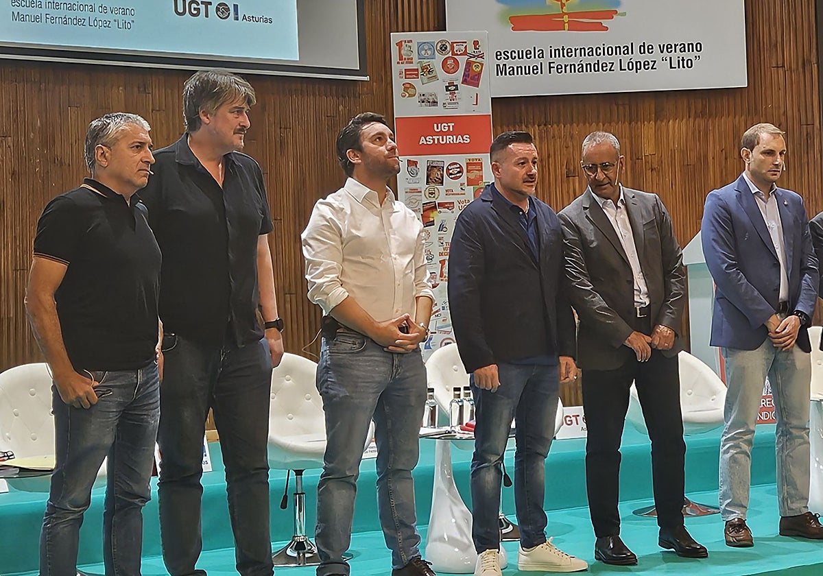 Los diputados de los distintos partidos políticos participantes en el debate en la UGT.