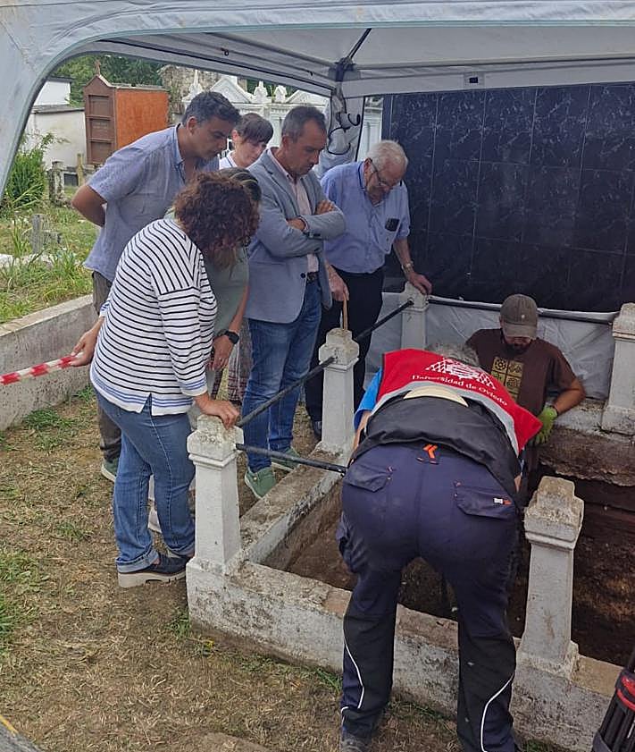 Imagen secundaria 2 - En la imagen, la viceconsejera de Derechos Ciudadanos, Beatriz González Prieto (primera por la izquierda), y el consejero de Ordenación de Territorio, Urbanismo, Vivienda y Derechos Ciudadanos, Ovidio Zapico (tercero por la izquierda), junto a familiares y responsables de las labores de exhumación.