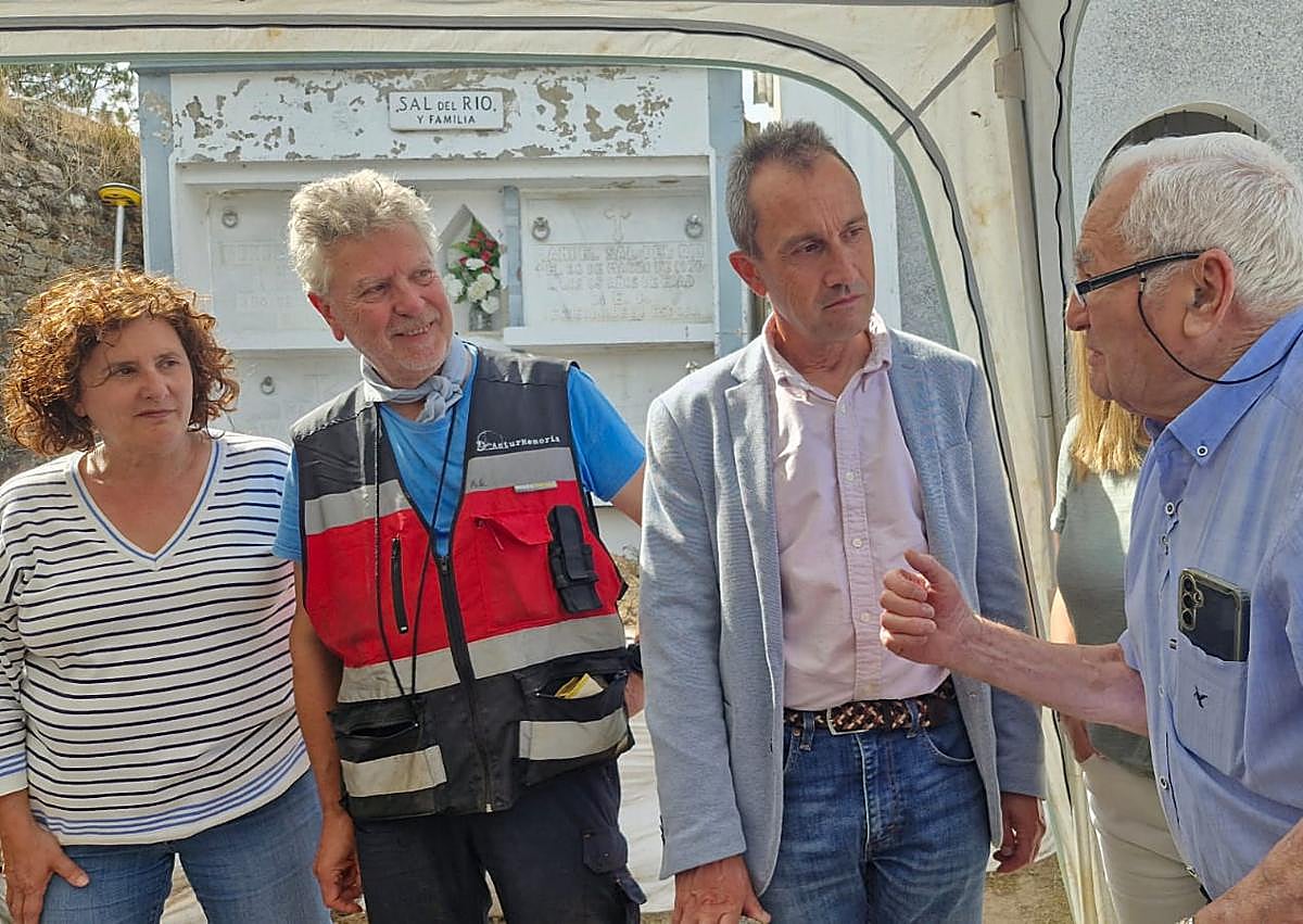 Imagen secundaria 1 - En la imagen, la viceconsejera de Derechos Ciudadanos, Beatriz González Prieto (primera por la izquierda), y el consejero de Ordenación de Territorio, Urbanismo, Vivienda y Derechos Ciudadanos, Ovidio Zapico (tercero por la izquierda), junto a familiares y responsables de las labores de exhumación.