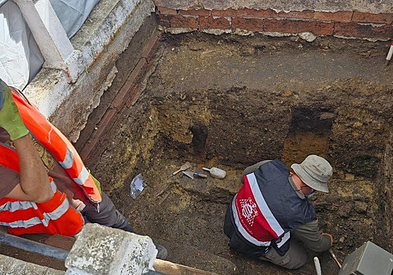 El equipo de arqueólogos trabaja en los trabajos de exhumación de la fosa en Carcedo, Valdés.